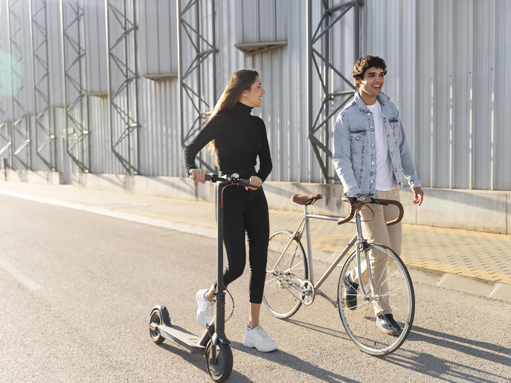 Amis en trottinette et véloélectrique