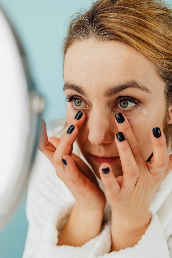 Conseils naturels pour réduire les poches sous les yeux